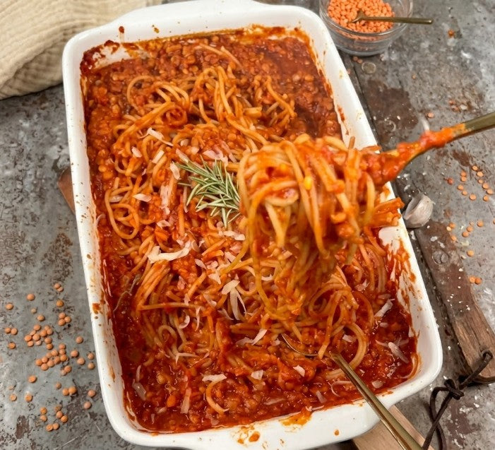 One-Pot Spaghetti Bolognese im Thermomix®* mit Linsen – kostenloses fitgemixt Rezept, vegetarisch, 578 kcal und 24 g Eiweiß pro Portion, direkt aus dem Ofen