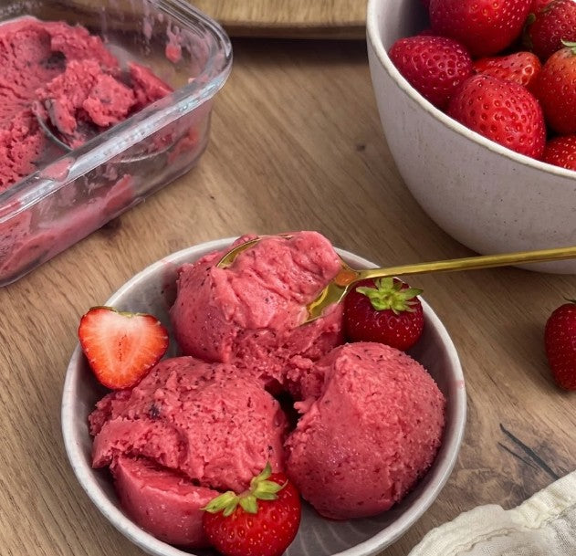 Erdbeereis im Thermomix®* in unter 1 Minute – kostenloses fitgemixt Rezept, cremiges Erdbeer-Joghurt-Eis mit TK-Erdbeeren und Erythrit, zuckerfrei und ohne Eismaschine