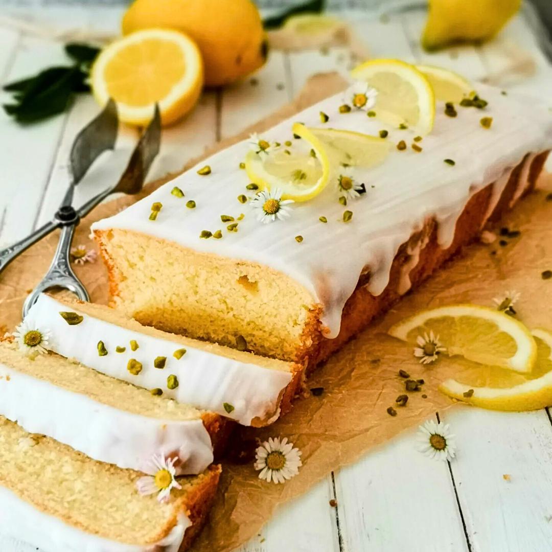 Frischer Zitronenkuchen aus dem Backbuch "Süß bin ich" – jetzt dein Exemplar im Fitgemixt-Shop kaufen