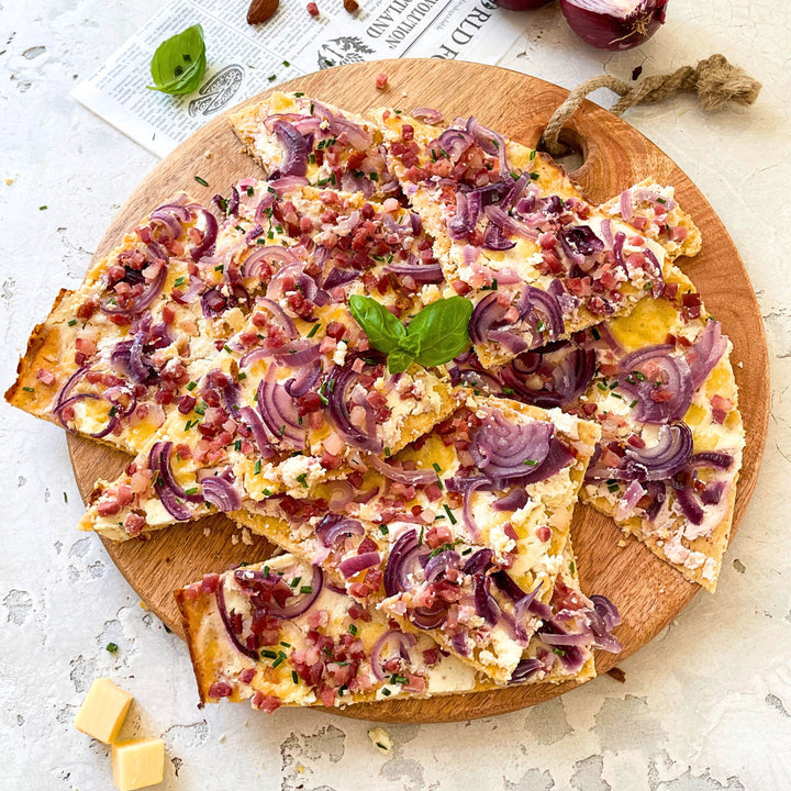 Knuspriger Low Carb Flammkuchen ohne Reue – entdecke das Rezept im Kochbuch „Lecker Low Carb“ jetzt im fitgemixt-Shop kaufen.