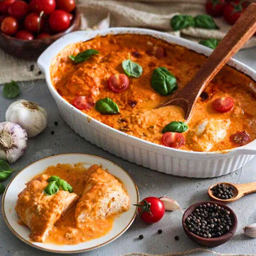 Cremiger Low Carb Hähnchen-Auflauf mit Tomaten und Basilikum – Rezeptidee aus dem Kochbuch „Lecker Low Carb“ im fitgemixt-Shop sichern.