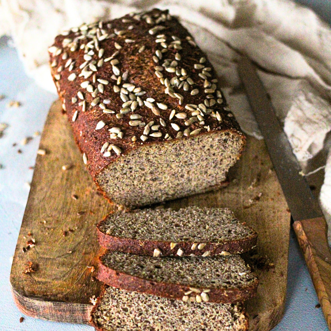 Frisches Low Carb Brot mit Körnern und saftigem Teig – entdecke das Kochbuch „Lecker Low Carb“ im fitgemixt-Shop.