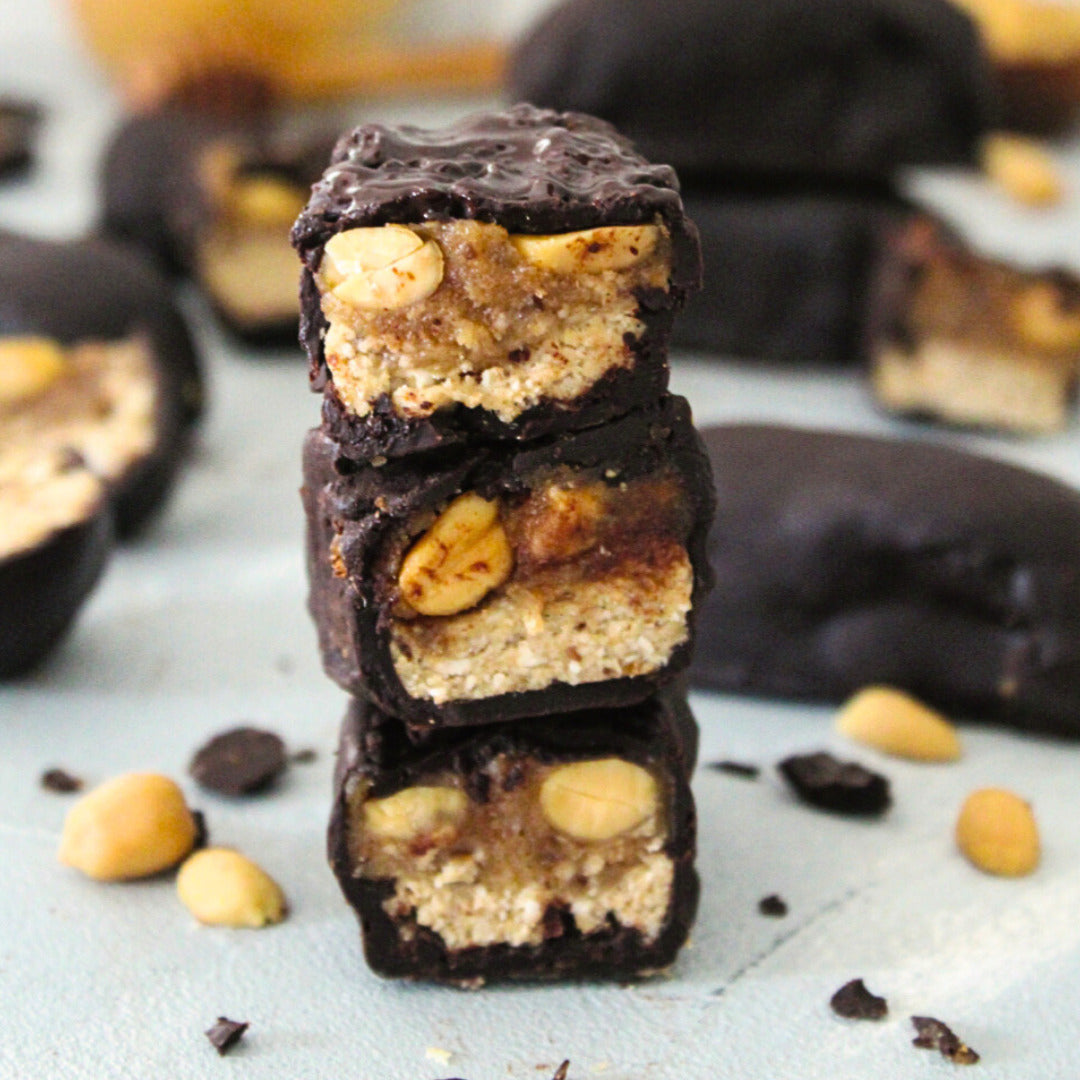 Erdnuss-Schoko-Riegel Rezept aus dem Backbuch "Süß bin ich" – im Fitgemixt-Shop erhältlich