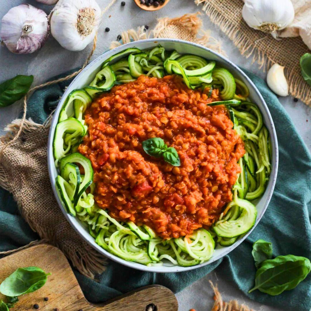 Low Carb Zucchininudeln mit cremiger Linsen-Bolognese – jetzt das Rezept im Kochbuch Lecker Low Carb entdecken und im fitgemixt-Shop kaufen.