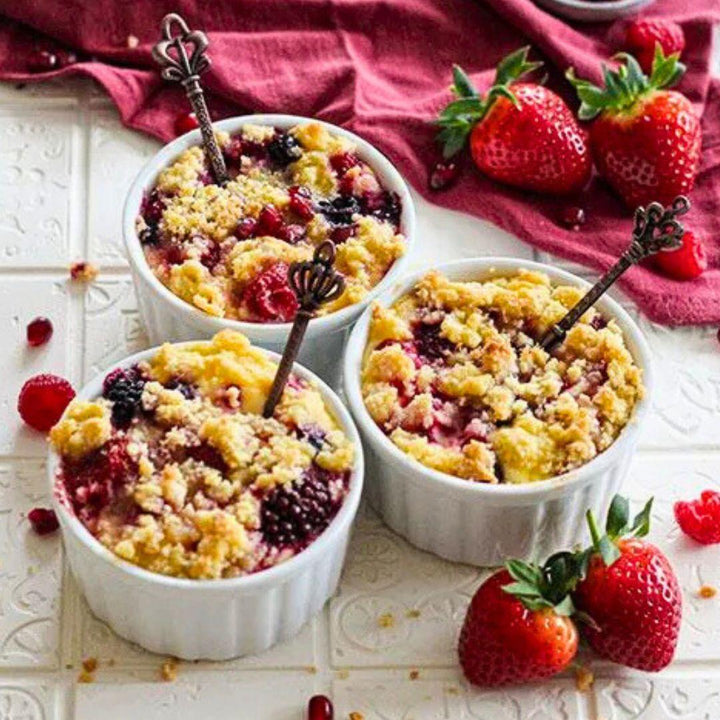 Fruchtiger Low Carb Beeren-Crumble ohne Zucker – köstliche Rezepte findest du im Kochbuch Lecker Low Carb. Jetzt im fitgemixt-Shop sichern.