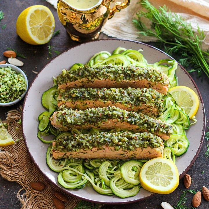 Frischer Low Carb Avocado-Salat mit Tomaten und Kräutern – entdecke viele alltagstaugliche Rezepte im Kochbuch Lecker Low Carb im fitgemixt-Shop.