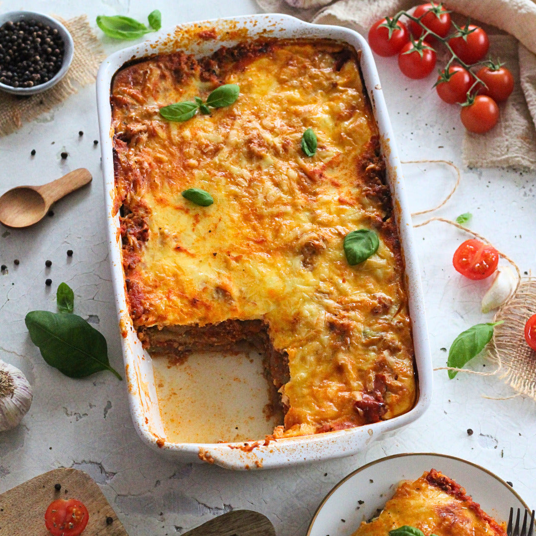 Low Carb Kohlrabi-Lasagne mit Käse überbacken – jetzt im Kochbuch Lecker Low Carb nachlesen und direkt im fitgemixt-Shop bestellen.