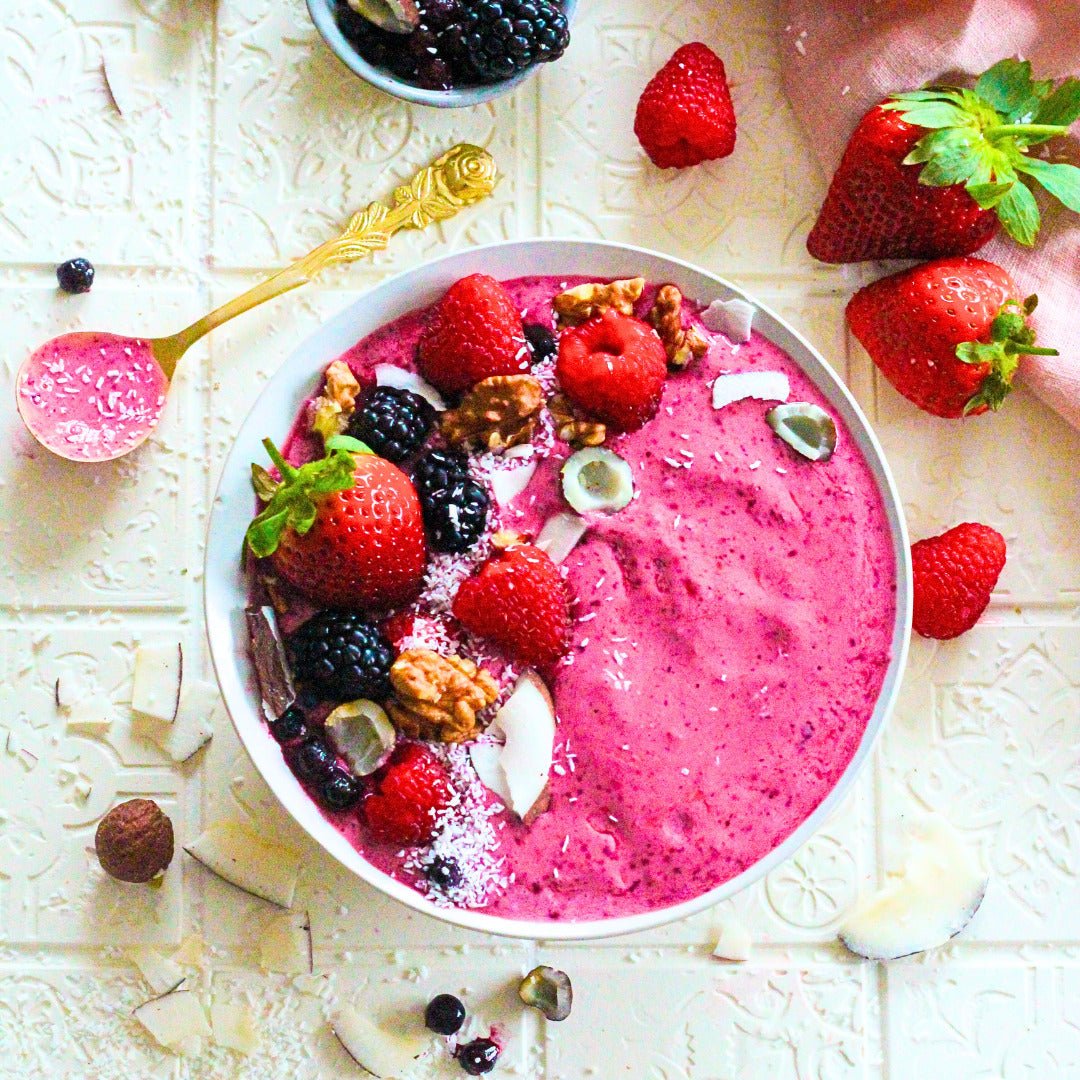 Fruchtige Low Carb Kokos-Bowl mit frischen Beeren – alle Rezepte im Kochbuch Lecker Low Carb. Gleich im fitgemixt-Shop sichern.