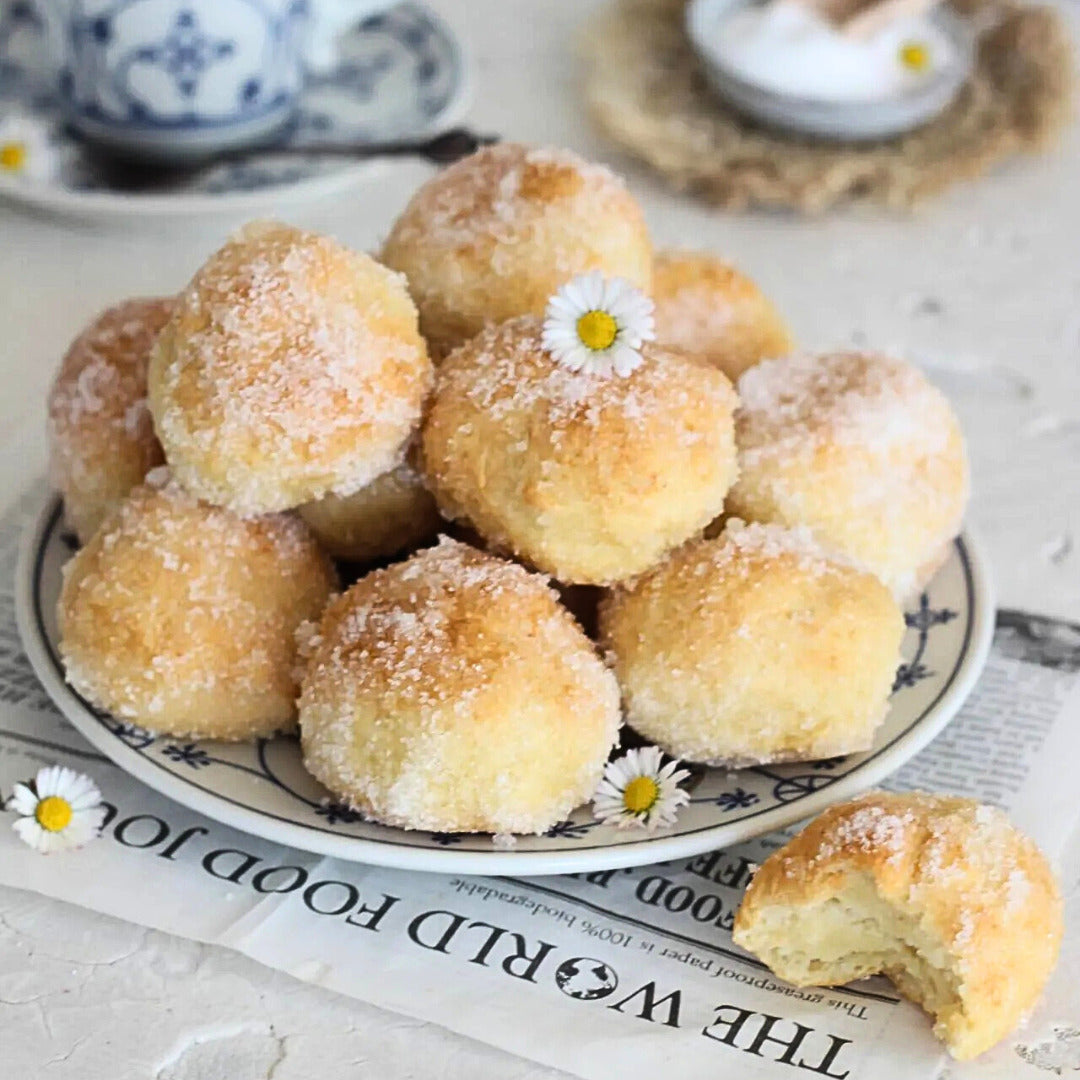 Süße Kokos-Bällchen aus dem russischen Kochbuch Thermomix®*-optimiert. Jetzt das Rezeptbuch bei fitgemixt kaufen.