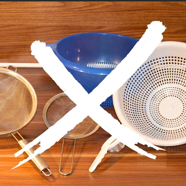 Diese Abgießhilfe als Alternative zu Sieben ersetzt nicht nur zahlreiche sperrige Kochsiebe in verschiedensten Größen, sondern kann zudem platzsparend verstaut werden.