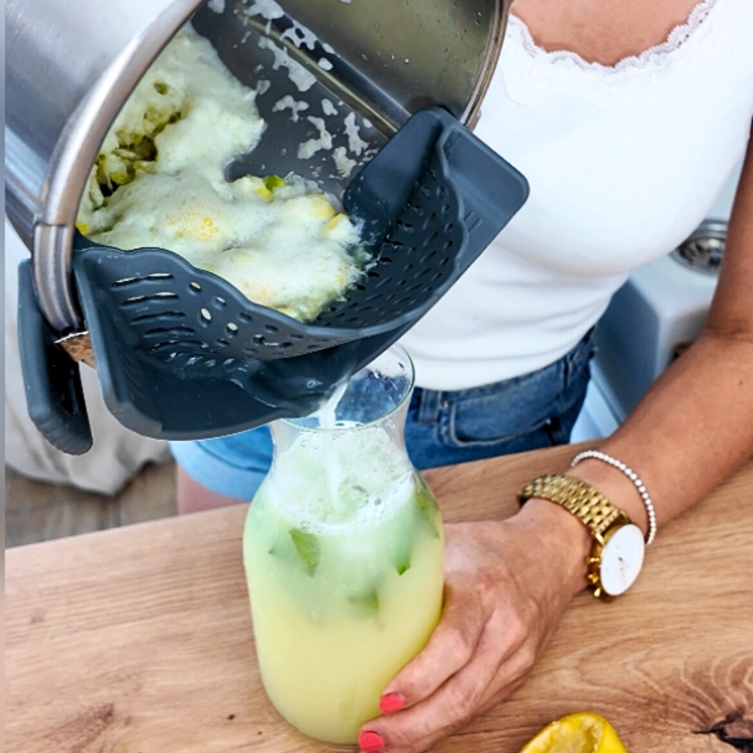 Mit dieser Abgießhilfe brauchst du keine zig Küchensiebe mehr, sondern hast eine Allroundlösung für deinen Thermomix® sowie deine runden Töpfe, Schüsseln, Pfannen und Co.