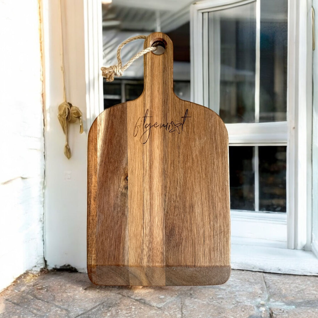 Akazienholz Schneidebrett mit Gravur – natürliches Küchenbrett mit edlem Motiv und personalisierbarer Gravur