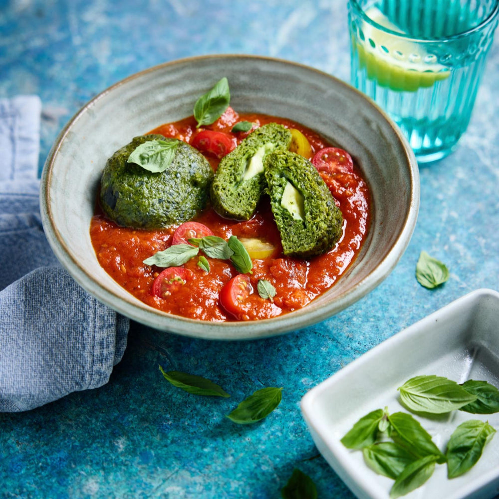 Spinatknödel mit Tomatensoße als All-in-one Gericht Thermomix®*-optimiert aus dem fitgemixt Varoma-Kochbuch „Jetzt dampft's", jetzt im Shop bestellen