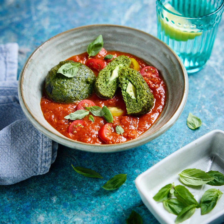 Spinatknödel mit Tomatensoße als All-in-one Gericht Thermomix®*-optimiert aus dem fitgemixt Varoma-Kochbuch „Jetzt dampft's", jetzt im Shop bestellen