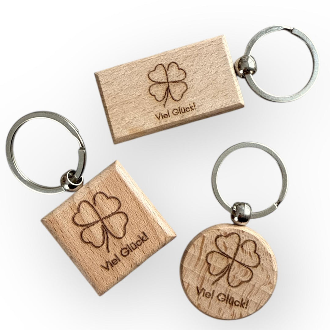Holzanhänger mit Glücks-Gravur – handgefertigtes Geschenk von fitgemixt ab 100 Euro Warenwert