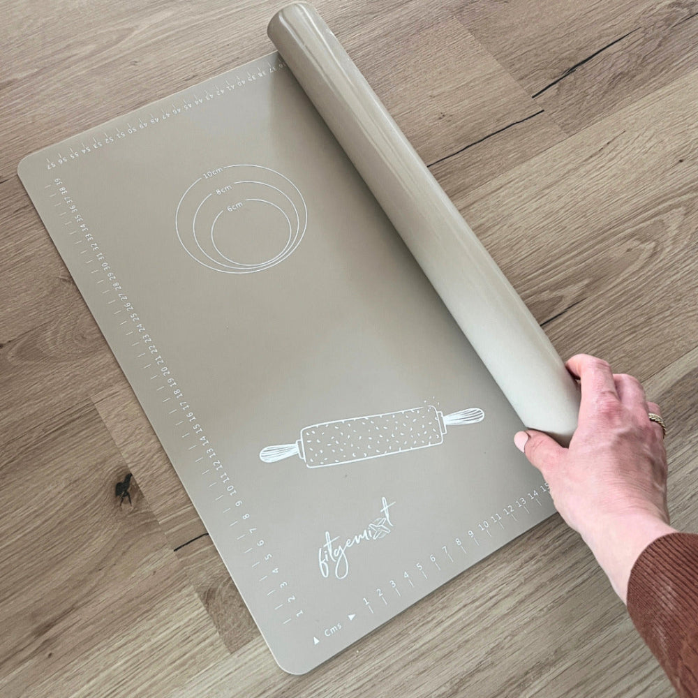 Eingerollte Backmatte aus Silikon von Fitgemixt