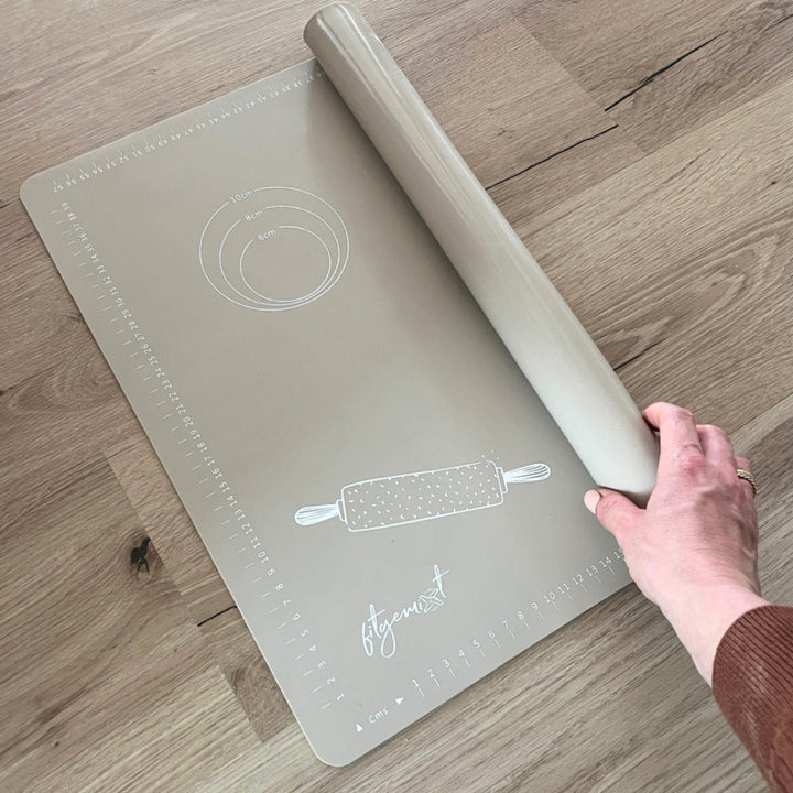 Eingerollte Backmatte aus Silikon von Fitgemixt