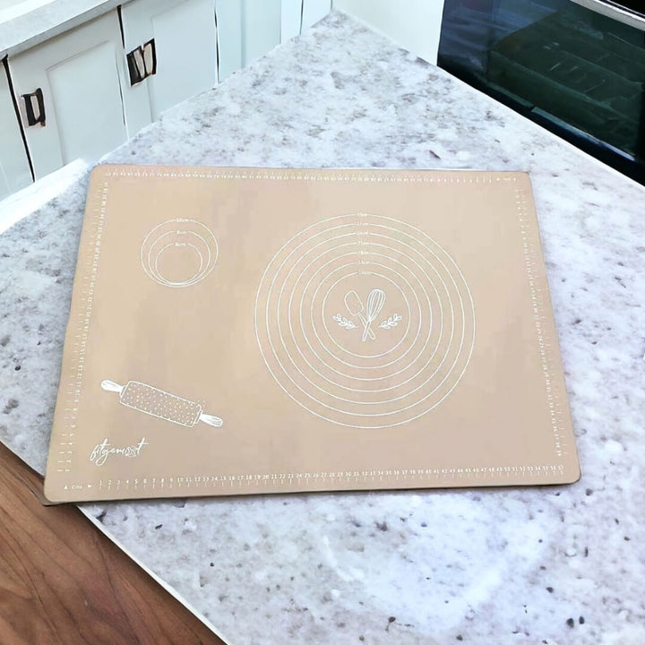 Hände rollen Teig auf einer Backmatte aus Silikon von fitgemixt mit Teigroller eine Teig aus.