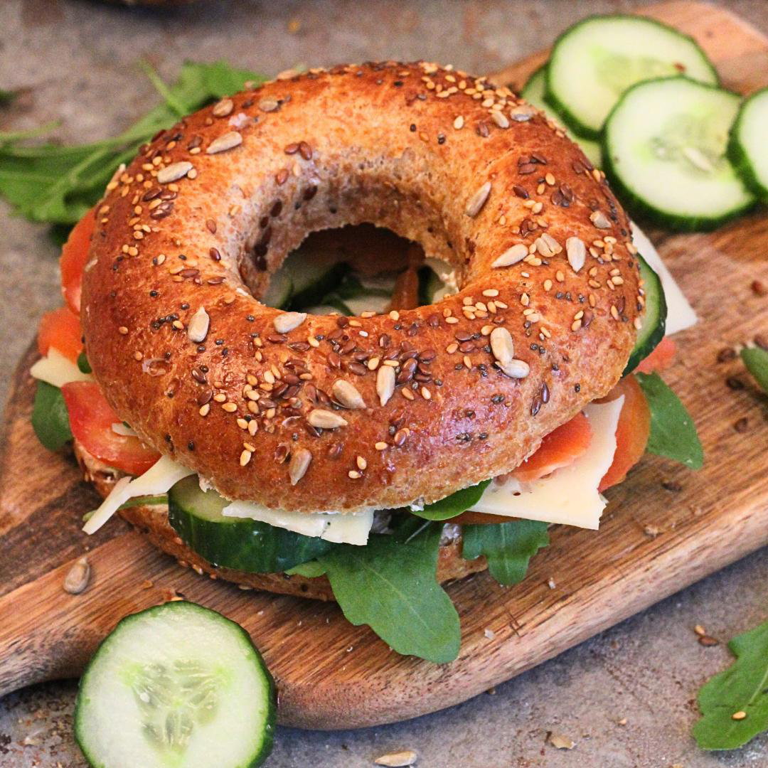 Bacon Pesto Rollen - aus dem neuen Brotbackbuch für den Thermomix by fitgemixt. Entdecke jetzt die neuen, köstlichen Rezepte im Brotbackbuch für den Thermomix by fitgemixt und lass dich von den Bacon Pesto Rollen verführen. Hole dir jetzt dein Exemplar und starte deine eigenen Backabenteuer!