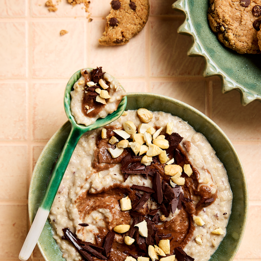 Cremiges Brownie-Porridge ohne Zucker aus dem Rezeptbuch "Let’s break fast"  von fitgemixt