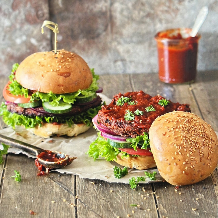 Veganer Burger mit Bohnen-Pattie, serviert mit frischen Zutaten, ohne Haushaltszucker, in 30 Minuten zubereitet aus dem Diät-Rezepte Kochbuch passend für den Thermomix®* Feel Good Fast Food von Fitgemixt