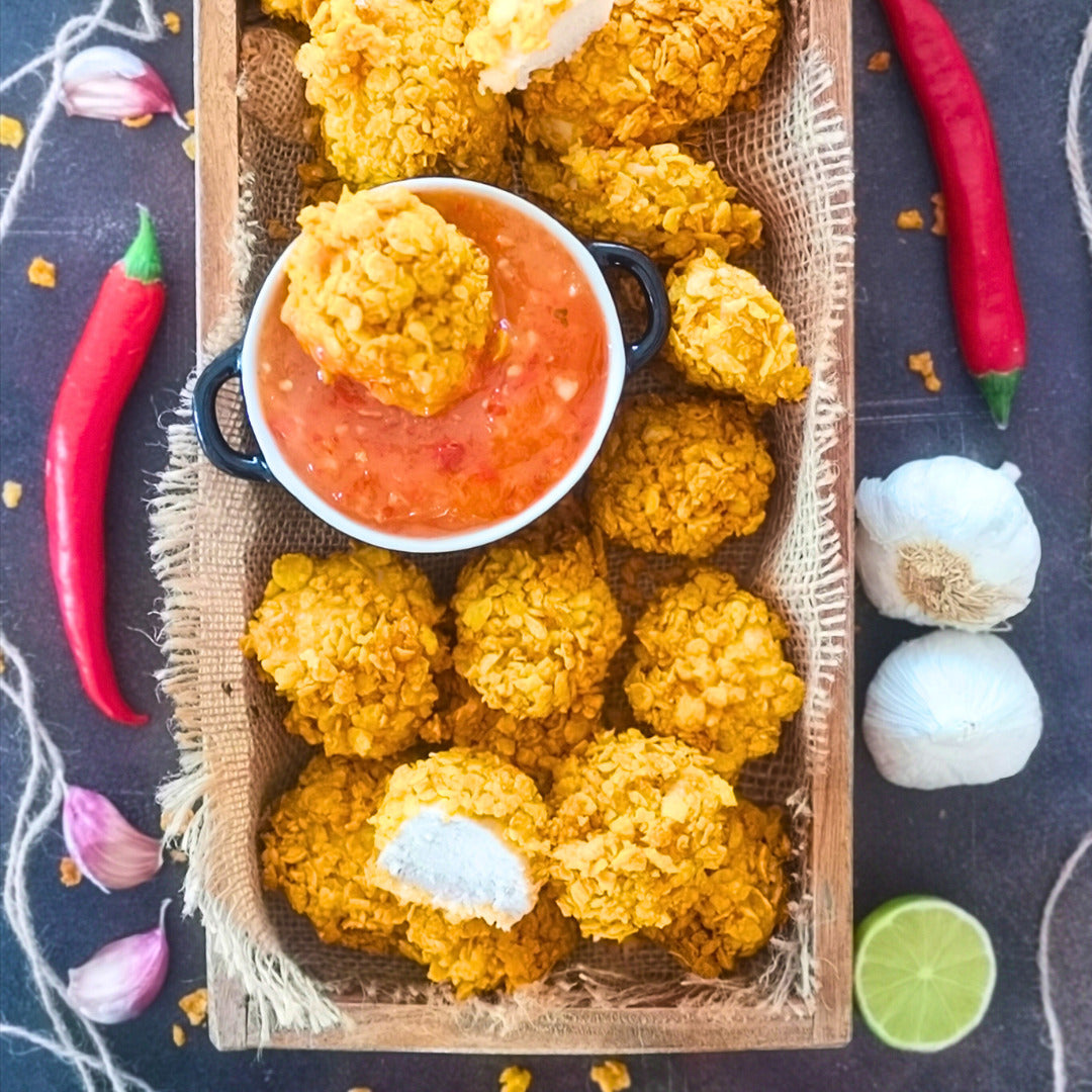 Knusprige Chicken Nuggets ohne Haushaltszucker, serviert mit Dip, in 15 Minuten zubereitet aus dem Diät-Rezepte Kochbuch passend für den Thermomix®* Feel Good Fast Food von Fitgemixt