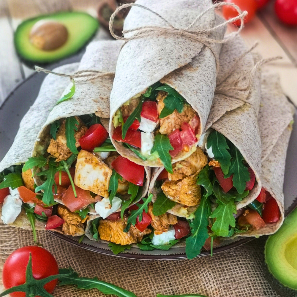 Vollkorn-Chicken Wraps, gefüllt mit frischen Zutaten, ohne Haushaltszucker, in 15 Minuten zubereitet aus dem Diät-Rezepte Kochbuch passend für den Thermomix®* Feel Good Fast Food von Fitgemixt