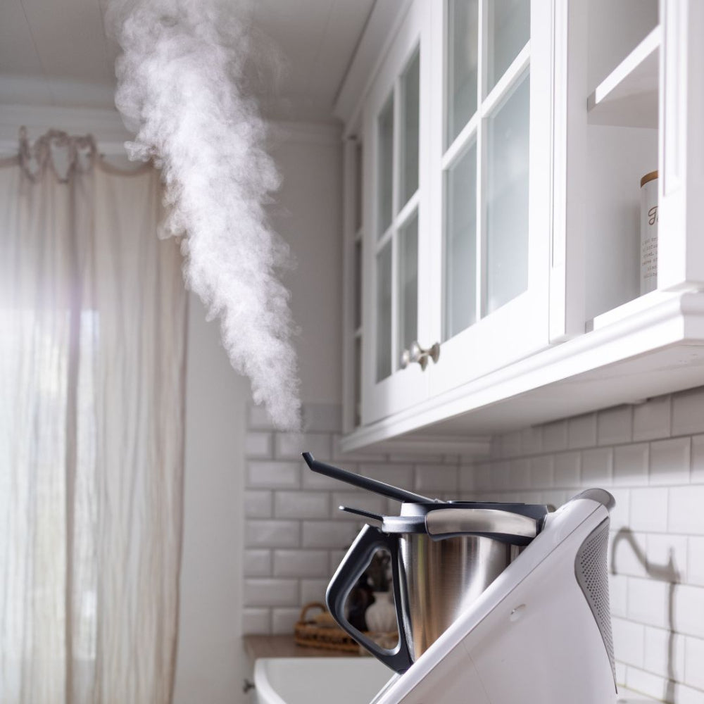 Dampfumleiter Thermomix®* im Einsatz unter Küchenschränken – FitLeiter leitet Dampf sicher ab – erhältlich bei fitgemixt