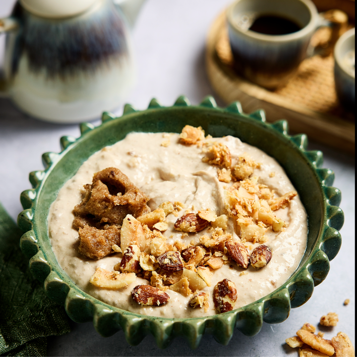 Fluffige Frühstücks-Bowl mit Dattel-Karamell-Creme aus dem Rezeptbuch "Let’s break fast" zu kaufen auf fitgemixt.de