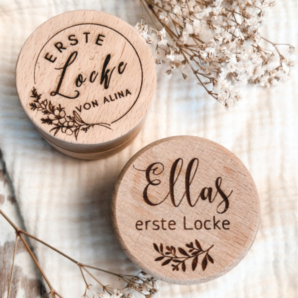 Dose für erste Locke aus Holz mit Namensgravur hier erhältlich im fitgemixt - Onlineshop