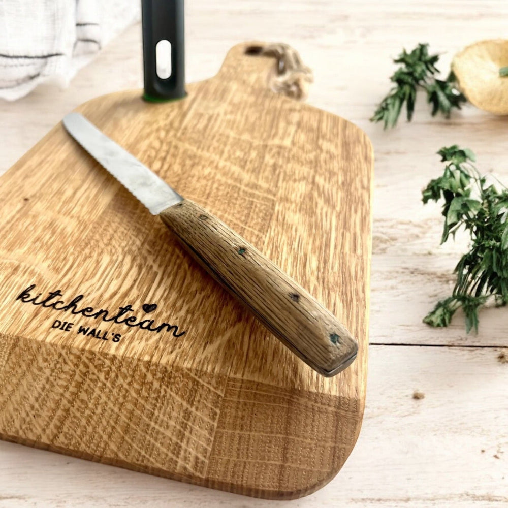 Schneidebrett aus massiver Eiche kaufen – personalisierbares Geschenk für Küche & Haushalt bei fitgemixt