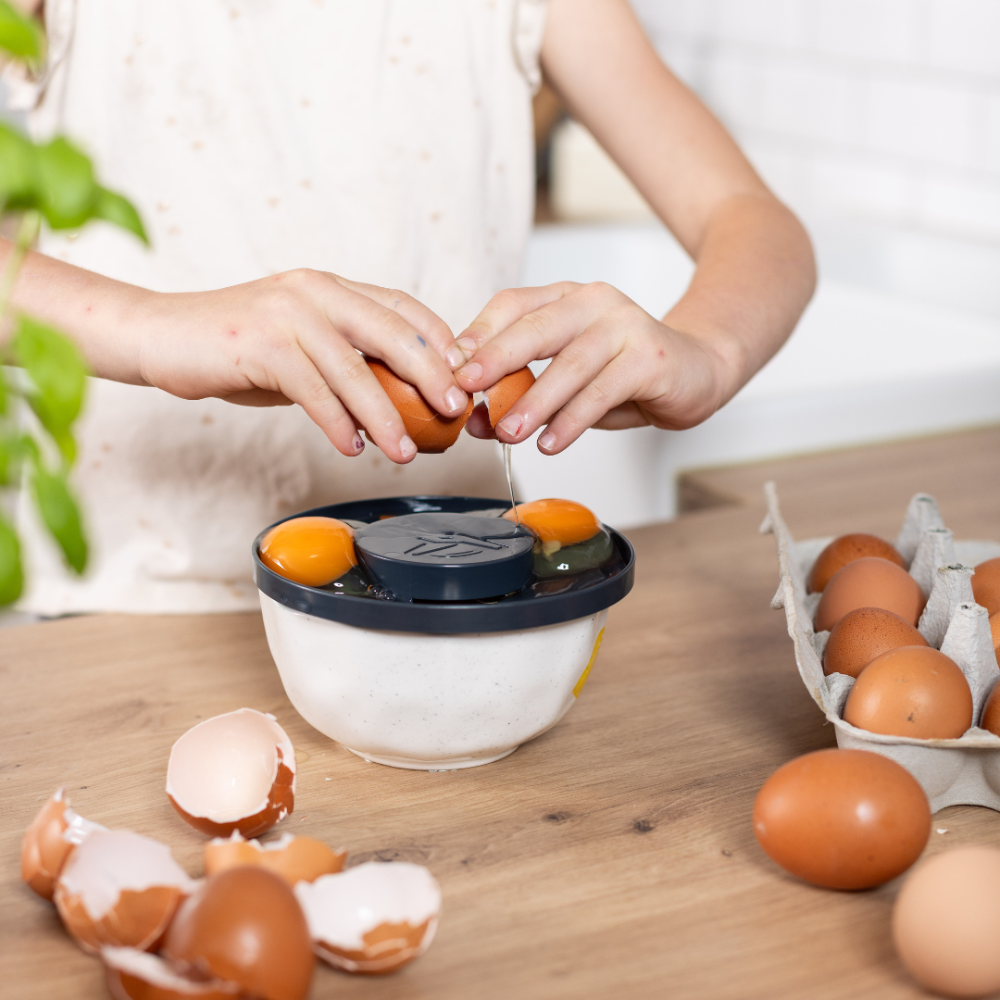 Eier trennen Trick ohne Sauerei – mit dem FitGetrennt Eiertrenner für den Thermomix®*, aber auch kleine runde Schüsseln und Gefäße gelingt's kinderleicht und einfach. JETZT im fitgemixt Shop entdecken