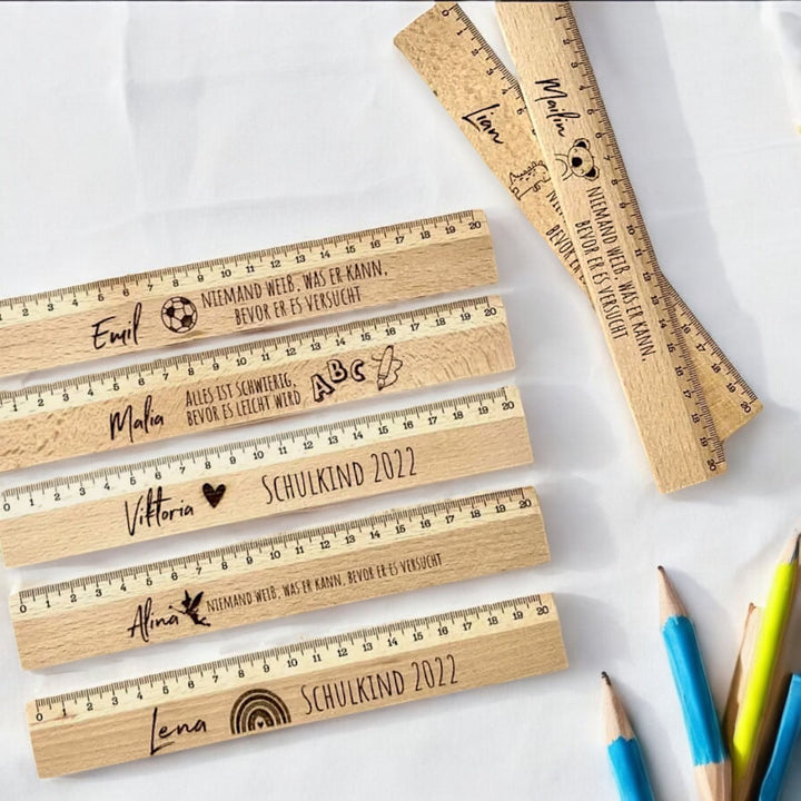 Einschulung 2022 Lineal aus Holz mit hochwertiger Lasergravur Name, süßem Motiv & Motivationsspruch Messlänge 20 cm