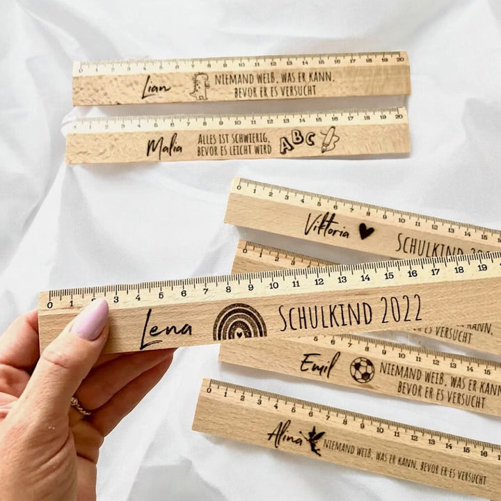 Graviertes Einschulungsgeschenk 2022 Lineal aus Holz mit Lasergravur Name, süßem Motiv & Motivationsspruch Messlänge 20 cm