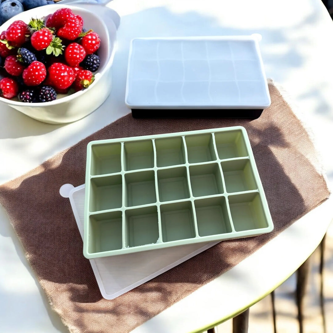 Eiswürfelform aus flexiblem Silikon mit Deckel – praktische Form für Eiswürfel und Kräuter im fitgemixt Shop