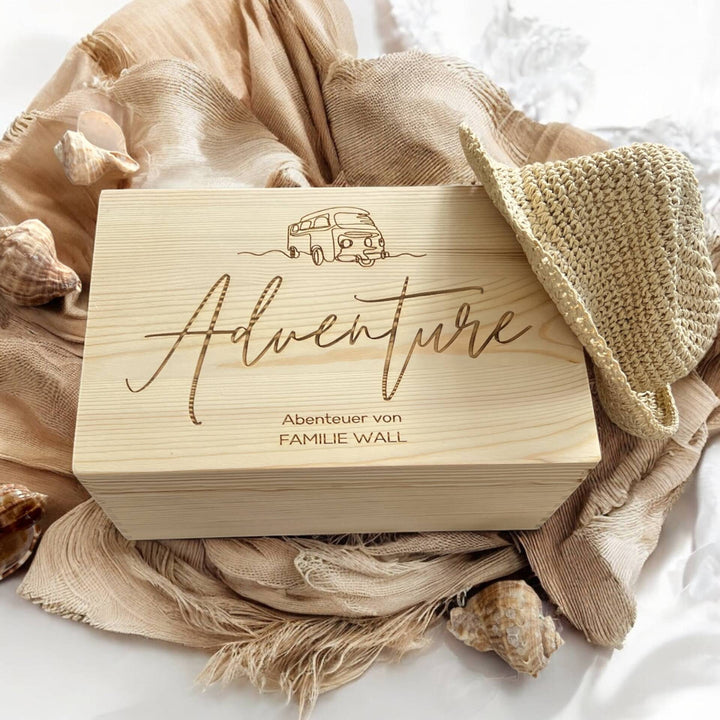 Personalisierte Holz-Erinnerungskiste groß mit Namen und Geburtsdatum, ideal zur Aufbewahrung besonderer Erinnerungen. Erhältlich hier im Fitgemixt Shop
