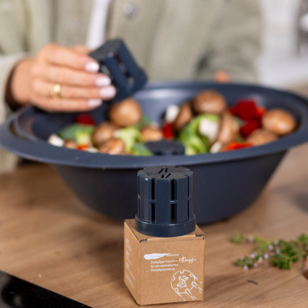 fitdampfer-set.jpg: FitDampfer auf Produktverpackung vor Dampfgar-Einsatz mit frischem Gemüse – erhältlich bei fitgemixt.