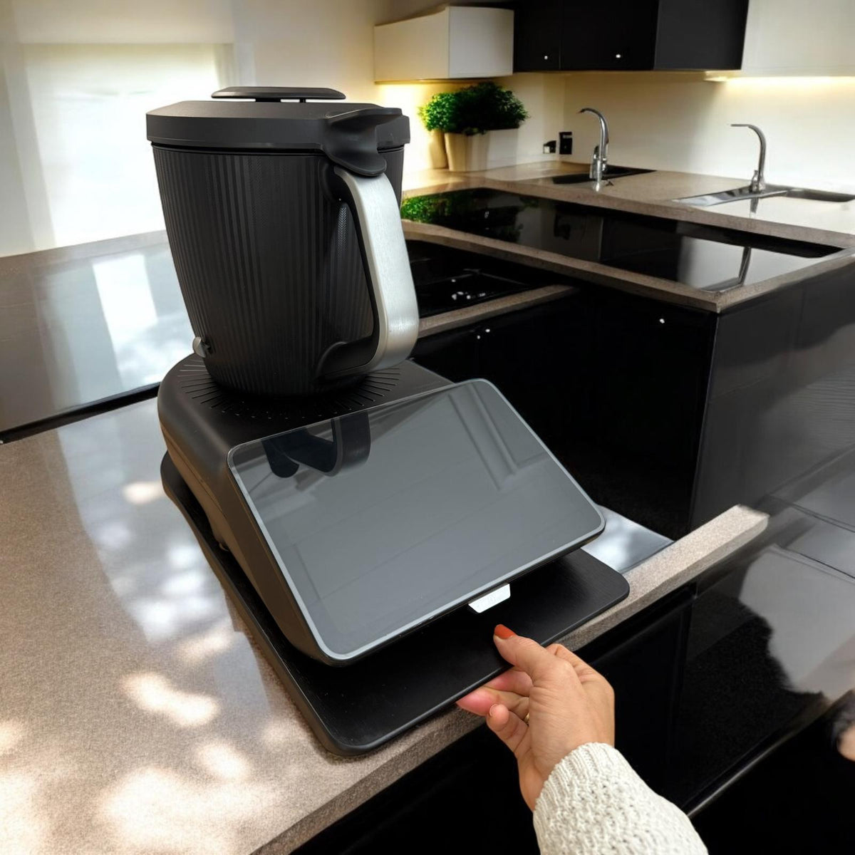 Das fitgemixt Gleitbrett für Thermomix®* in schwarz erleichtert das sichere Verschieben des Geräts und kann hier online gekauft werden.