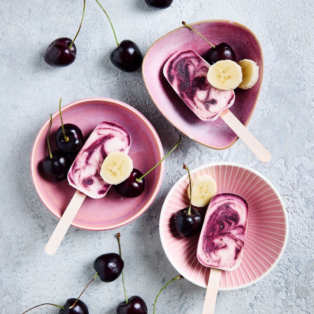 Kirsch-Banane-Swirl – fruchtiges Frozen Joghurt Rezept Thermomix®* aus dem fitgemixt Buch "Eis dich glücklich".