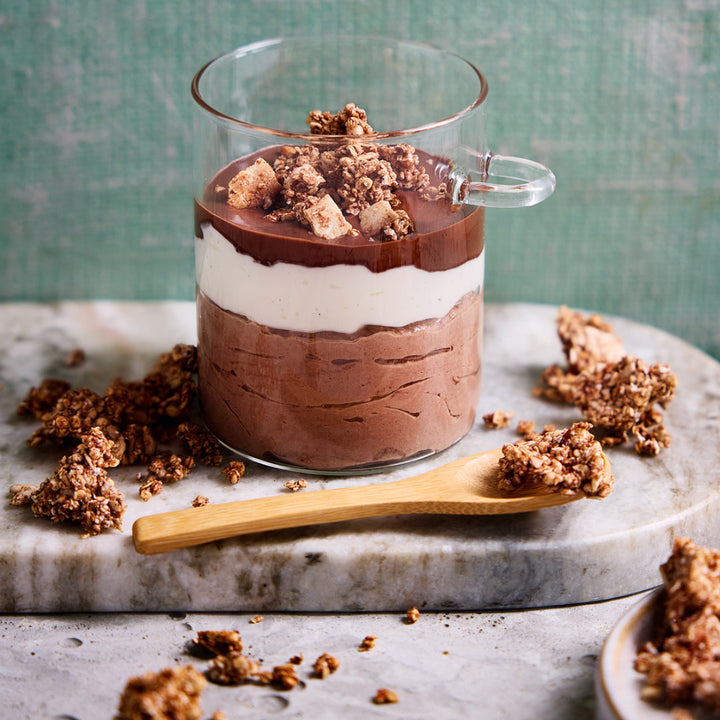 Schoko Crunch Schichtglas als leckeres Frühstück aus dem Thermomix®* im praktischen fitgemixt Löffelglas für To Go und erhältlich auf fitgemixt.de