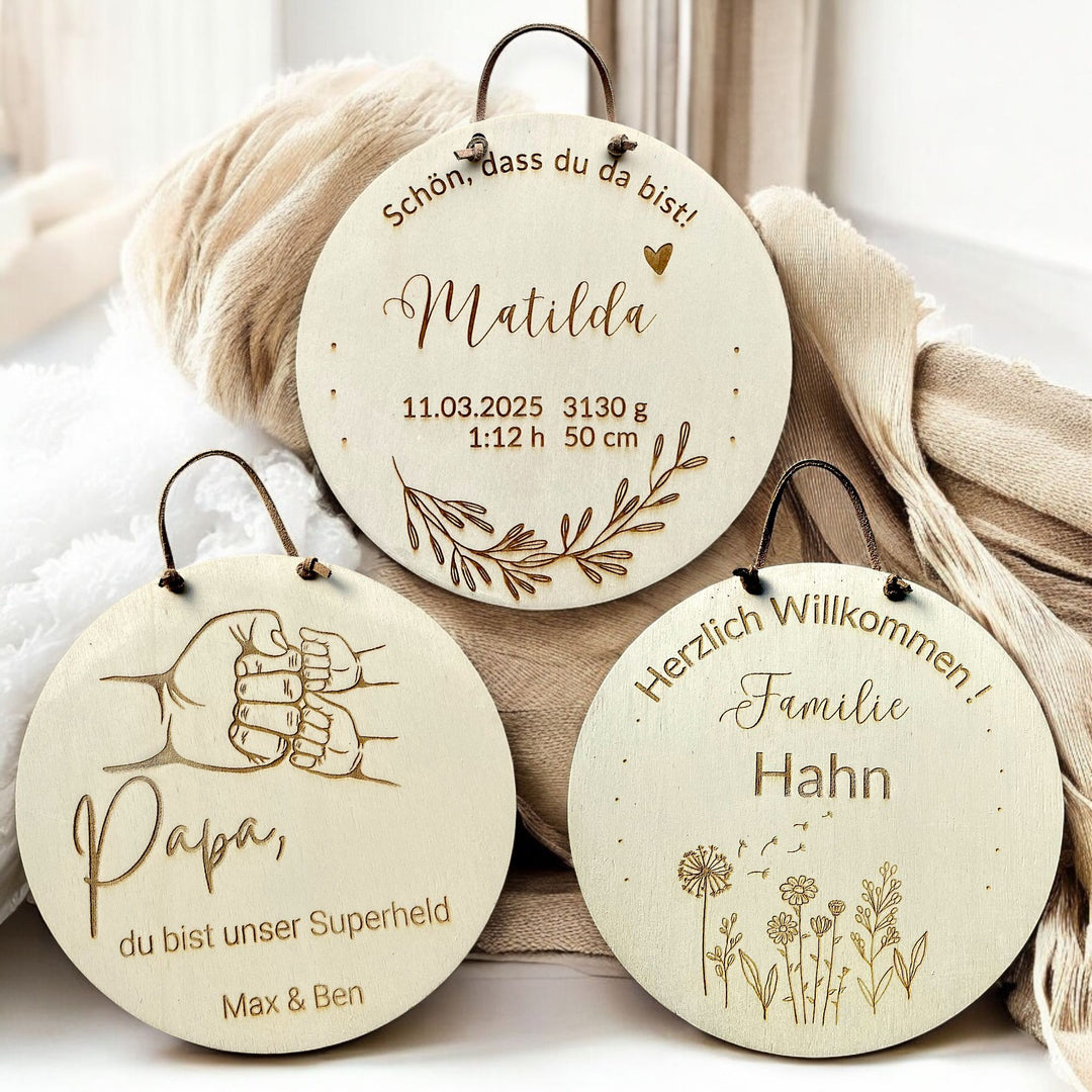 Dieses süße Geburtsschild für Babys aus Holz wird mit viel Liebe zum Detail und nach deinen Wünschen von uns personalisiert - Geschenkideen by Fitgemixt