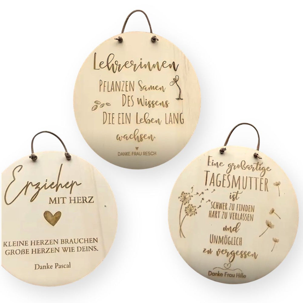 Das Holzschild GESCHENK ERZIEHERIN wird von uns mit Liebe zum Detail graviert | fitgemixt Dekoshop