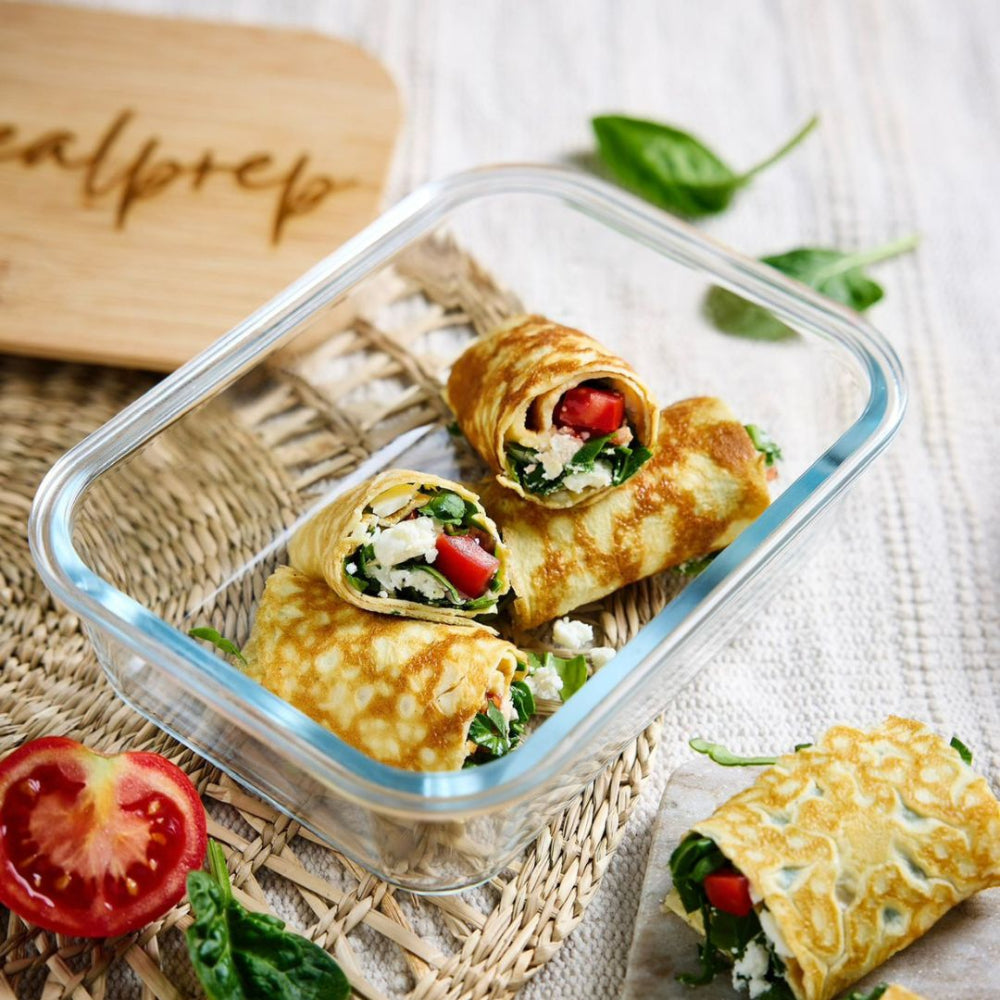 Gefüllte Pfannkuchenröllchen in gravierbarer Glas-Box mit Deckel aus Bambus–für köstliche Meal Prep Ideen im Onlineshop von fitgemixt erhältlich