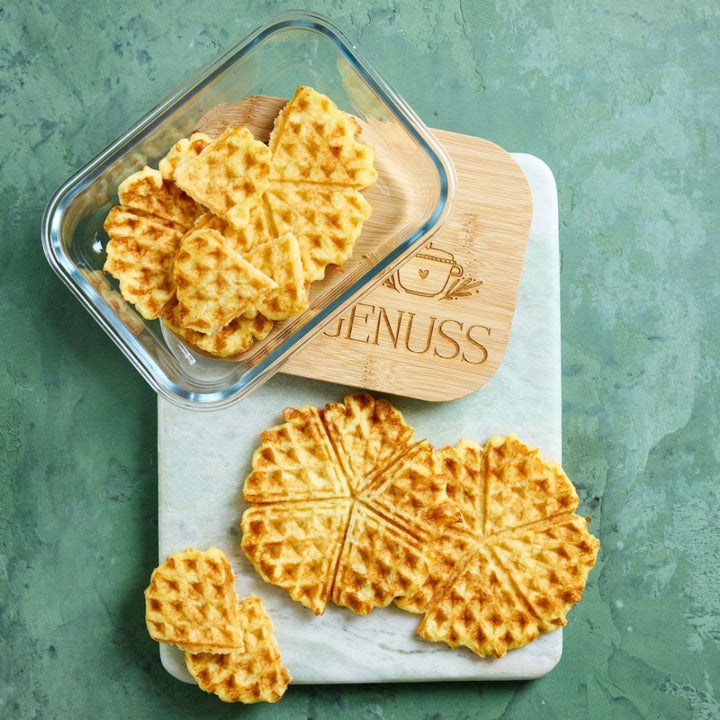 Frisch gebackene Waffeln in rechteckiger Glas-Lunch-Box mit gravierbarem Bambusdeckel – ideal für süße Meal Prep Momente von fitgemixt
