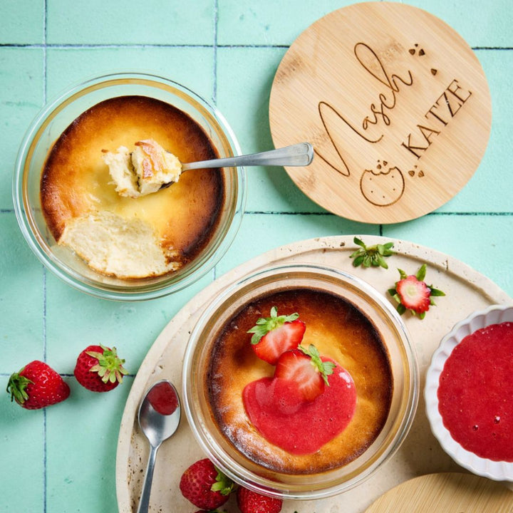 Fitgemixt gravierbare runde Glas-Meal-Prep-Behälter mit gebackenem Dessert und Fruchtsoße im praktischen Meal Prep Glas mit Deckel von fitgemixt bestellen