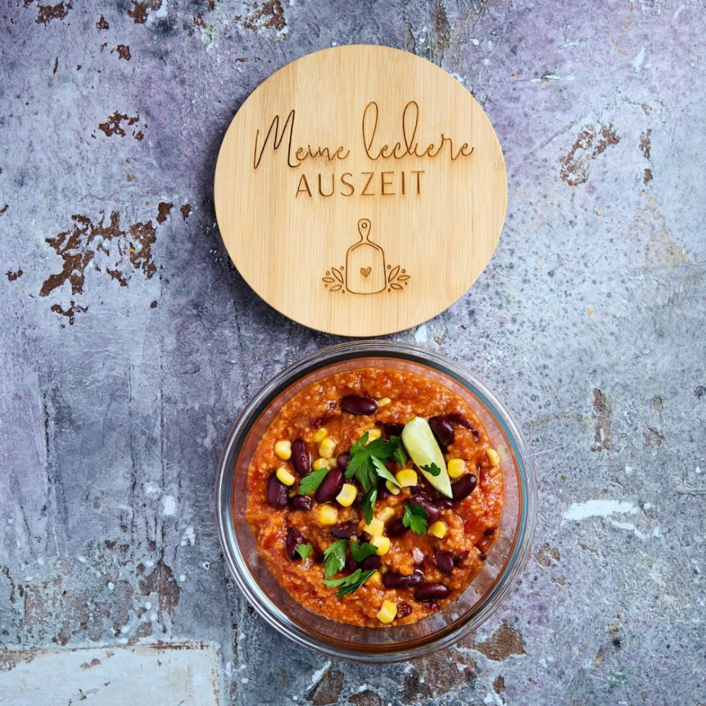 Meal Prep Glasdose mit Chili und graviertem Bambusdeckel – ideal zum Vorkochen und Aufbewahren, im Shop von fitgemixt erhältlich