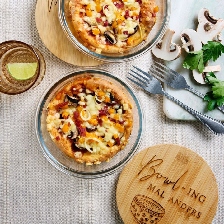 Perfekt in Form und Glas: Meal Prep wie Mini-Pizzen oder andere Ofengerichte in super Glasform und mit gravierbarem Deckel aus Bambus im fitgemixt Onlineshop kaufen