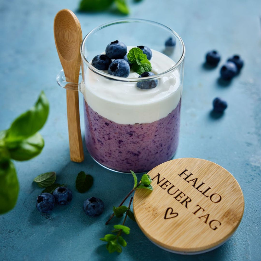 Glas mit Löffel und Gravur für Joghurt und Beeren – perfekt als Frühstücksglas oder Geschenkidee bei fitgemixt online entdecken