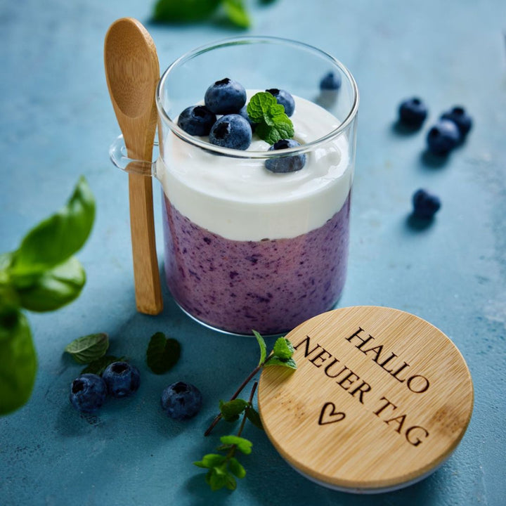 Glas mit Löffel und Gravur für Joghurt und Beeren – perfekt als Frühstücksglas oder Geschenkidee bei fitgemixt online entdecken