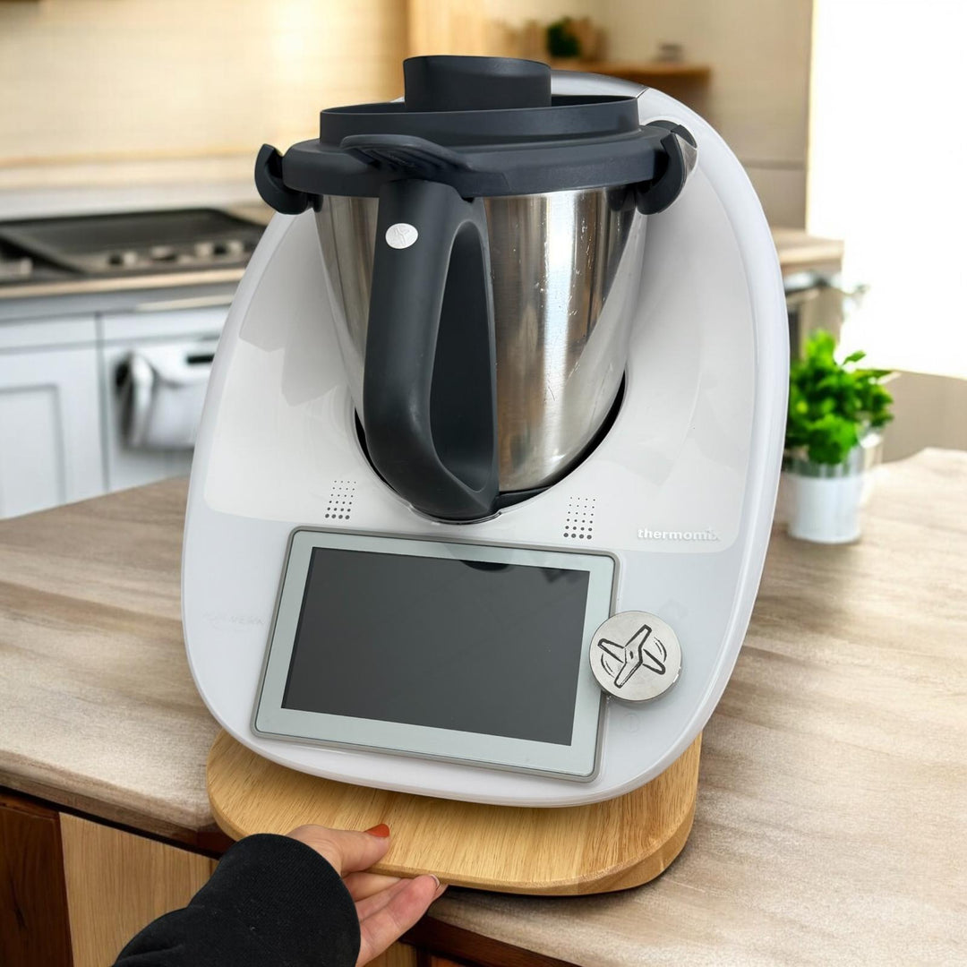 Gleitbrett für Thermomix®* TM6®* und TM5®* mit individueller Gravur – praktischer Küchenhelfer aus Holz im fitgemixt Onlineshop